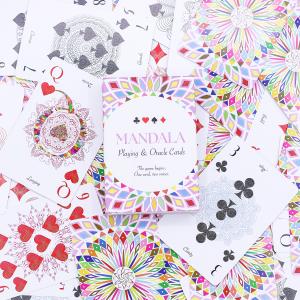 Cartas de jogo com padrões caleidoscópicos que elevam a energia