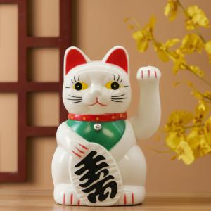 A pata esquerda acena continuamente, convidando clientes, abundância e boas energias