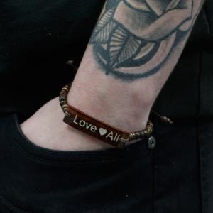 Pulseiras de coco naturais com mensagens positivas