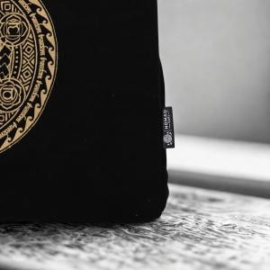 Revenda bolsas Nomad Sari com símbolos espirituais e design vibrante 