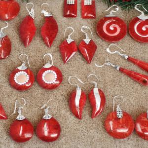 Cada par é único — produzido por artesãos locais com atenção ao detalhe.