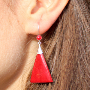 Design marcante com acabamento coral vermelho — ideal para vitrines e exposições.