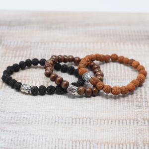 Pulseiras artesanais com contas coloridas 