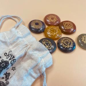 aquinhos estampados com padrões esotéricos